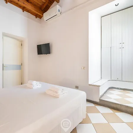 Estay - The Corner House 3*