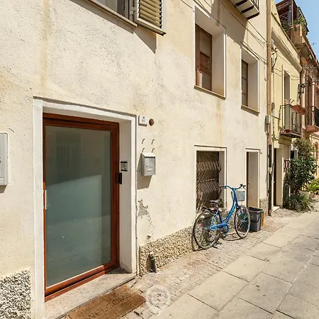Estay - The Corner House